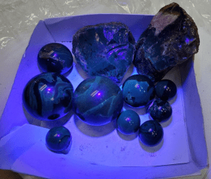 Amber that fluoresces